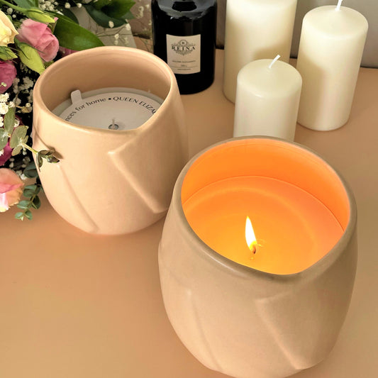 נר ריחני 480 גרם בכלי מעוצב בצורת טוליפ בניחוח כביסה  QUEEN ELIZABETH