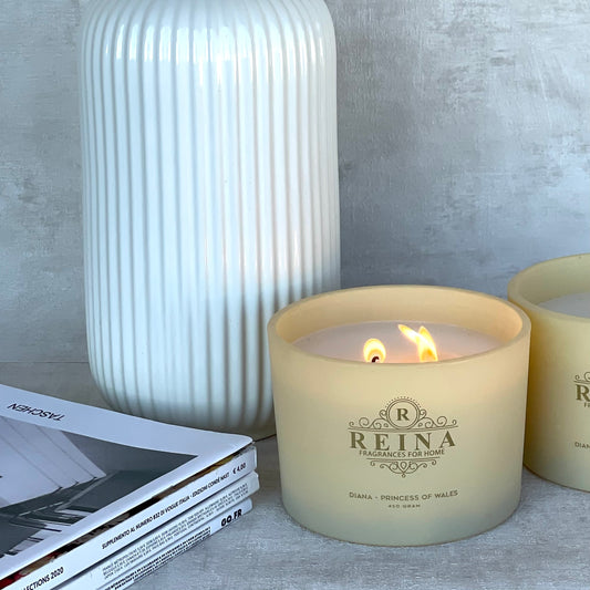 נר ריחני 450 גרם בניחוח עוצמתי של וניל, קוקוס ופרחים PRINCESS DIANA