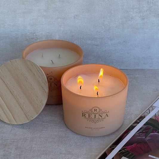 נר ריחני 450 גרם בניחוח עוצמתי של טבאקו, טלק ואפרסק SALOME ALEXANDRA