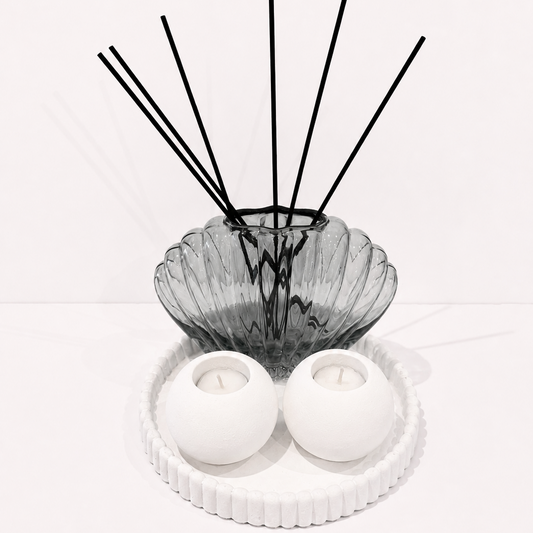 מארז SEASHELL LUNA עם מפיץ ריח, זוג פמוטים לבנים ומגש אבן גדול